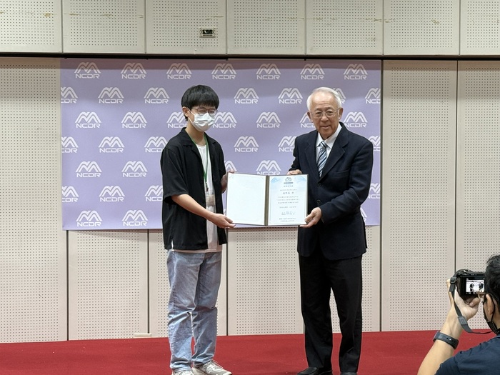 NCDR主任頒發實習證書圖片